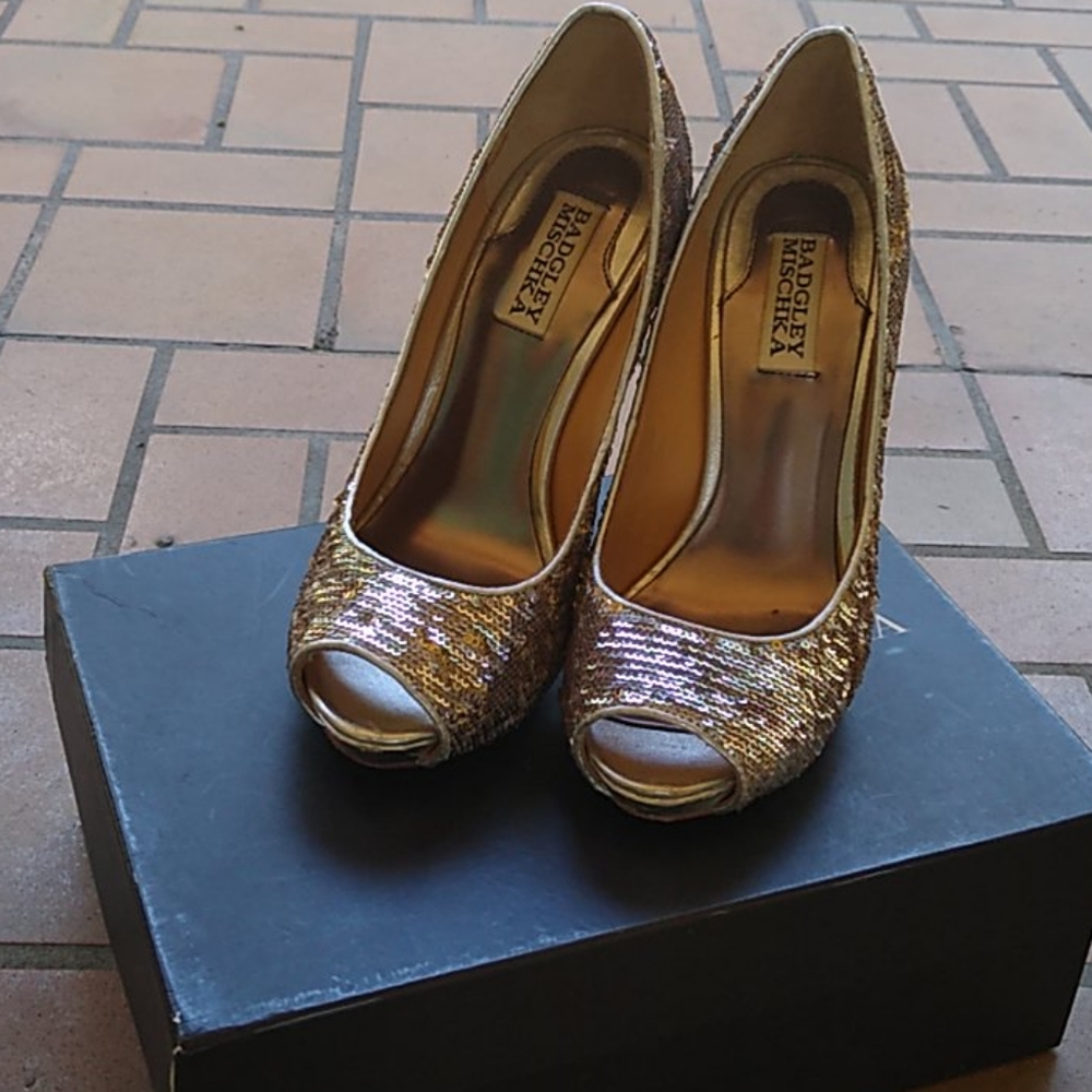 Open toe Humbie gold Badgley Mischka shoes